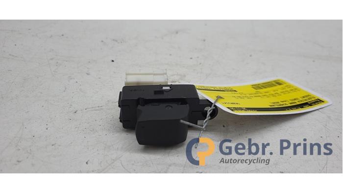 Usados Interruptor de ventanilla eléctrica Suzuki Ignis (MF) 1.2 Dual Jet 16V Smart Hybrid Precio € 10,00 Norma de margen ofrecido por Autorec. Gebr. Prins b.v.