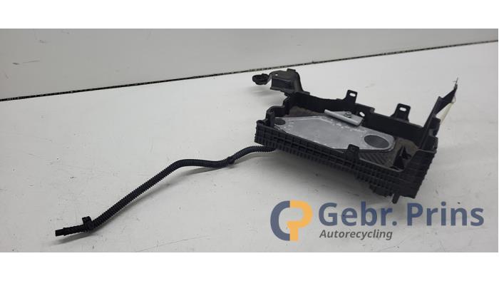 Begagnade Batterilåda Renault Clio V (RJAB) 1.0 TCe 100 12V Pris € 30,00 Marginaltabell erbjuds av Autorec. Gebr. Prins b.v.