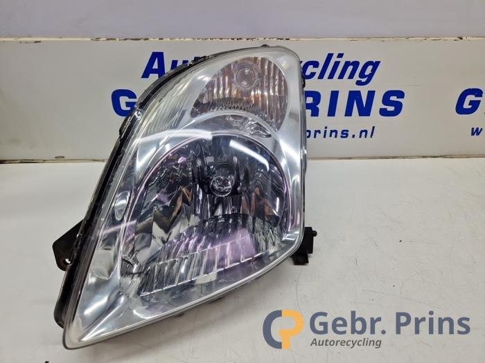 Używane Reflektor lewy Suzuki Swift (ZA/ZC/ZD1/2/3/9) 1.3 VVT 16V Cena € 60,00 Procedura marży oferowane przez Autorec. Gebr. Prins b.v.