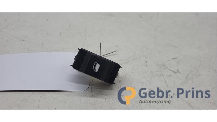 Usados Interruptor de ventanilla eléctrica Citroen Jumpy 1.5 Blue HDi 120 Precio € 12,10 IVA incluido ofrecido por Autorec. Gebr. Prins b.v.