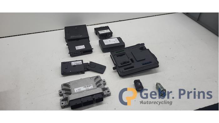 Used Ignition lock + computer Renault Zoé (AG) R90 Price € 250,00 Margin scheme offered by Autorec. Gebr. Prins b.v.