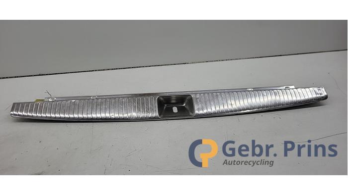 Begagnade Dekorstripe, baklucka Mercedes E Estate (S212) E-250 CDI 16V BlueEfficiency Pris € 25,00 Marginaltabell erbjuds av Autorec. Gebr. Prins b.v.