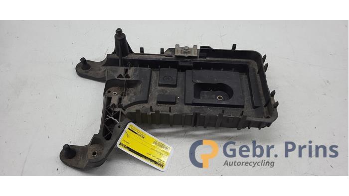 Begagnade Batterilåda Volkswagen Passat Variant (365) 1.6 TDI 16V Bluemotion Pris € 20,00 Marginaltabell erbjuds av Autorec. Gebr. Prins b.v.