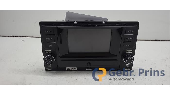 Używane Radio Volkswagen Golf VII (AUA) 1.2 TSI 16V Cena € 100,00 Procedura marży oferowane przez Autorec. Gebr. Prins b.v.