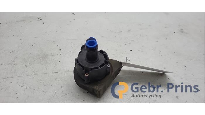 Begagnade Extra vattenpump Volkswagen Golf VII (AUA) 1.2 TSI 16V Pris € 25,00 Marginaltabell erbjuds av Autorec. Gebr. Prins b.v.