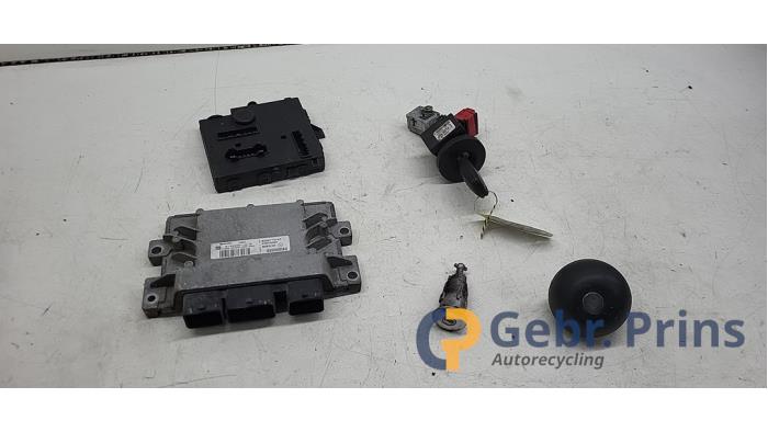 Used Ignition lock + computer Renault Twingo II (CN) 1.2 Price € 90,00 Margin scheme offered by Autorec. Gebr. Prins b.v.
