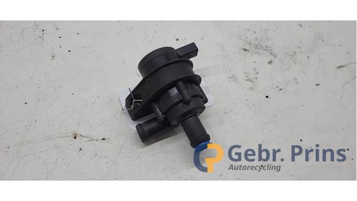 Begagnade Extra vattenpump Volkswagen Golf VI (5K1) 1.4 TSI 122 16V Pris € 20,00 Marginaltabell erbjuds av Autorec. Gebr. Prins b.v.