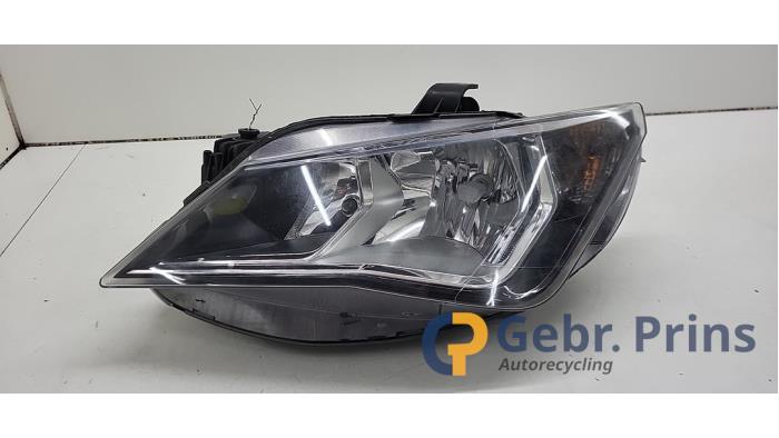 Używane Reflektor lewy Seat Ibiza IV (6J5) 1.2 TSI Cena € 150,00 Procedura marży oferowane przez Autorec. Gebr. Prins b.v.