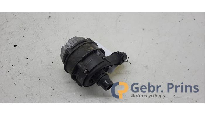 Begagnade Extra vattenpump BMW 1 serie (F20) 120i 2.0 16V Pris € 50,00 Marginaltabell erbjuds av Autorec. Gebr. Prins b.v.