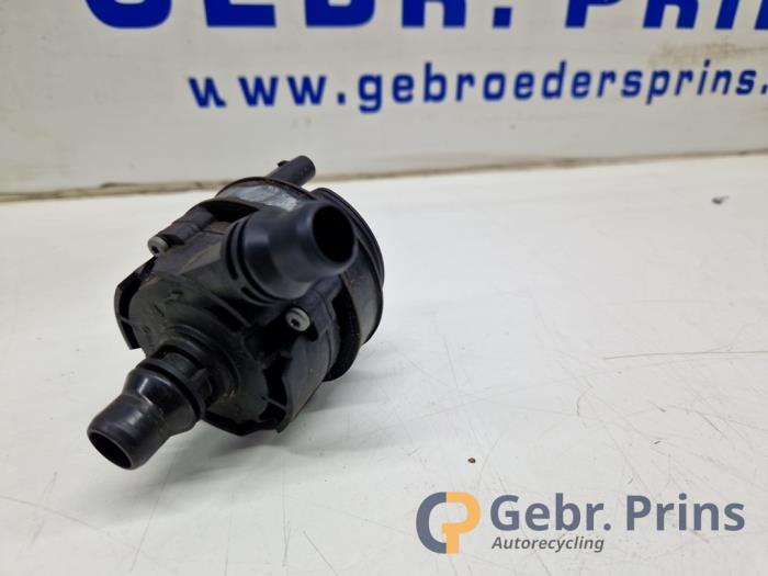 Begagnade Extra vattenpump BMW 1 serie (F20) 120i 2.0 16V Pris € 30,00 Marginaltabell erbjuds av Autorec. Gebr. Prins b.v.