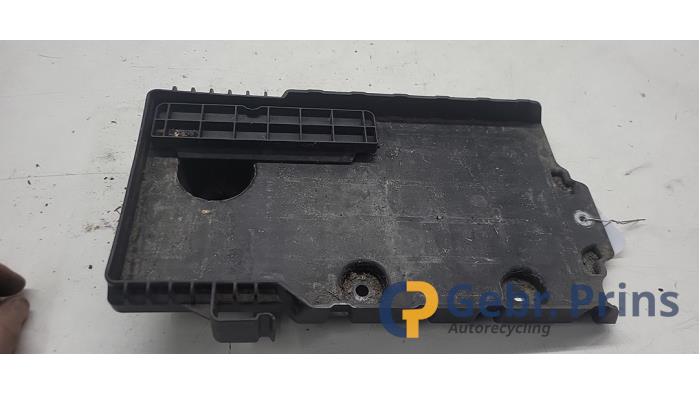 Begagnade Batterilåda Volvo V40 (MV) 1.6 T3 GTDi 16V Pris € 20,00 Marginaltabell erbjuds av Autorec. Gebr. Prins b.v.