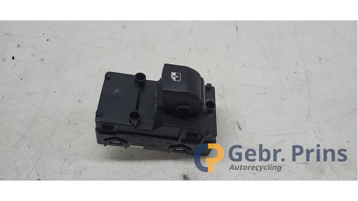 Usados Interruptor de ventanilla eléctrica Kia Ceed Sportswagon (CDF) 1.0i T-GDi 12V Precio € 15,00 Norma de margen ofrecido por Autorec. Gebr. Prins b.v.