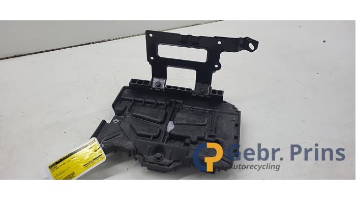 Begagnade Batterilåda Kia Ceed Sportswagon (CDF) 1.0i T-GDi 12V Pris € 30,00 Marginaltabell erbjuds av Autorec. Gebr. Prins b.v.