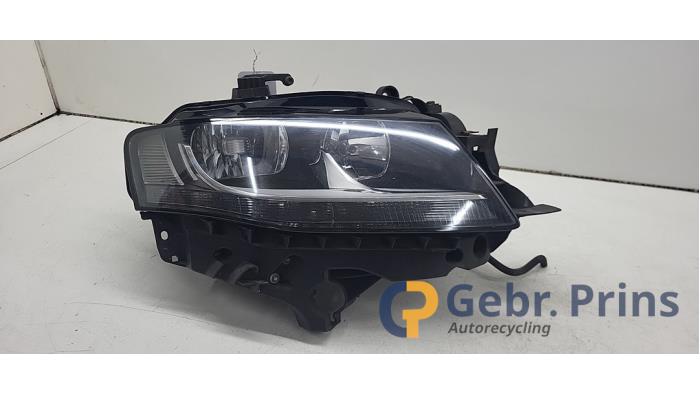Używane Reflektor prawy Audi A4 Avant (B8) 2.0 TFSI 16V Cena € 200,00 Procedura marży oferowane przez Autorec. Gebr. Prins b.v.