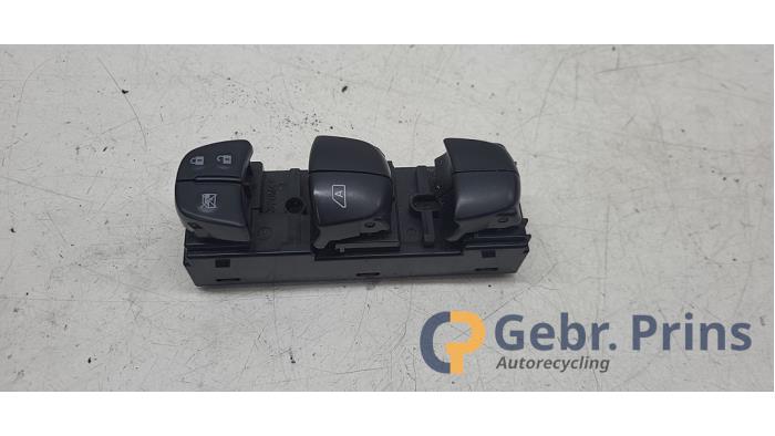 Usados Interruptor de ventanilla eléctrica Nissan Juke (F15) 1.6 16V Precio € 40,00 Norma de margen ofrecido por Autorec. Gebr. Prins b.v.