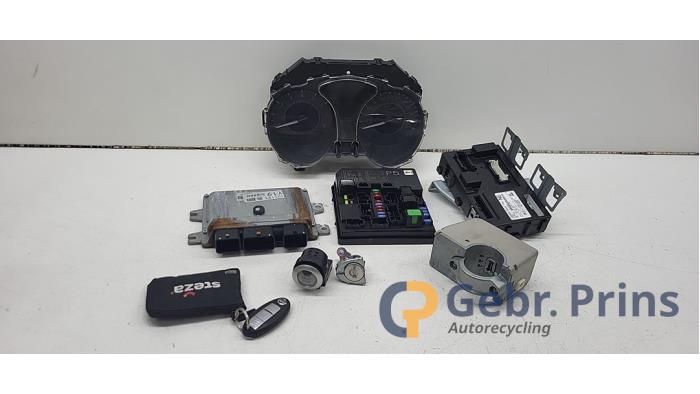Used Ignition lock + computer Nissan Juke (F15) 1.6 16V Price € 200,00 Margin scheme offered by Autorec. Gebr. Prins b.v.