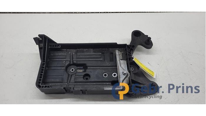 Begagnade Batterilåda Skoda Karoq 1.5 TSI 16V Pris € 25,00 Inklusive moms erbjuds av Autorec. Gebr. Prins b.v.