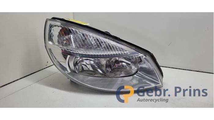 Używane Reflektor prawy Renault Scénic II (JM) 1.6 16V Cena € 40,00 Procedura marży oferowane przez Autorec. Gebr. Prins b.v.