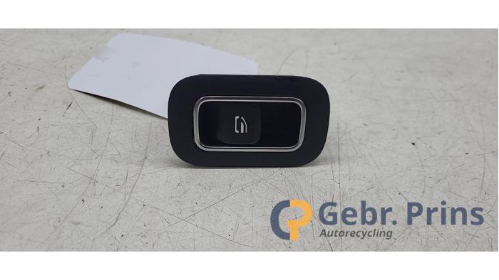 Usados Interruptor de ventanilla eléctrica Mercedes CLA (118.3) 1.3 CLA-180 Turbo 16V Precio € 10,00 Norma de margen ofrecido por Autorec. Gebr. Prins b.v.