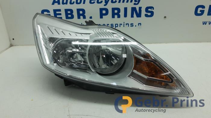 Używane Reflektor prawy Ford Focus 2 Wagon 1.6 16V Cena € 50,00 Procedura marży oferowane przez Autorec. Gebr. Prins b.v.