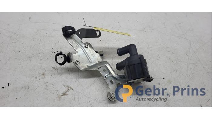 Begagnade Extra vattenpump Volvo XC60 II (UZ) 2.0 T6 16V Plug-in Hybrid AWD Pris € 50,00 Marginaltabell erbjuds av Autorec. Gebr. Prins b.v.