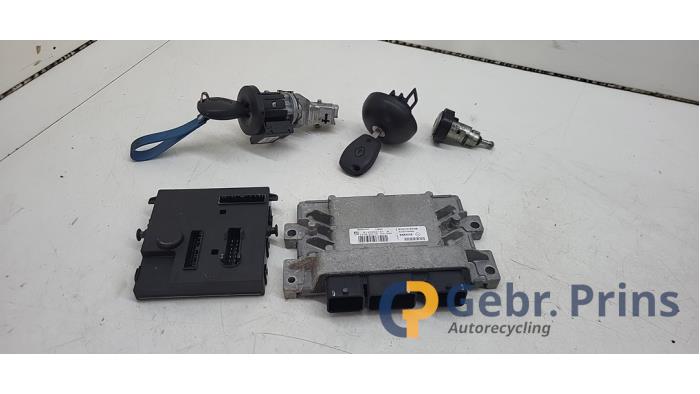 Used Ignition lock + computer Renault Twingo II (CN) 1.2 16V Price € 90,00 Margin scheme offered by Autorec. Gebr. Prins b.v.