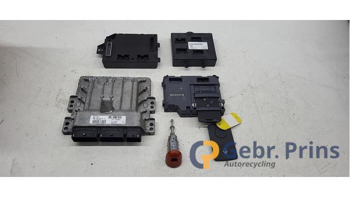 Used Ignition lock + computer Renault Captur I (2R) 1.2 TCE 16V EDC Price € 150,00 Margin scheme offered by Autorec. Gebr. Prins b.v.