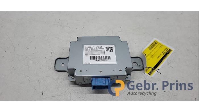 Używane Modul kamery Peugeot 3008 II (M4/MC/MJ/MR) 1.2 12V e-THP PureTech 130 Cena € 85,00 Z VAT oferowane przez Autorec. Gebr. Prins b.v.