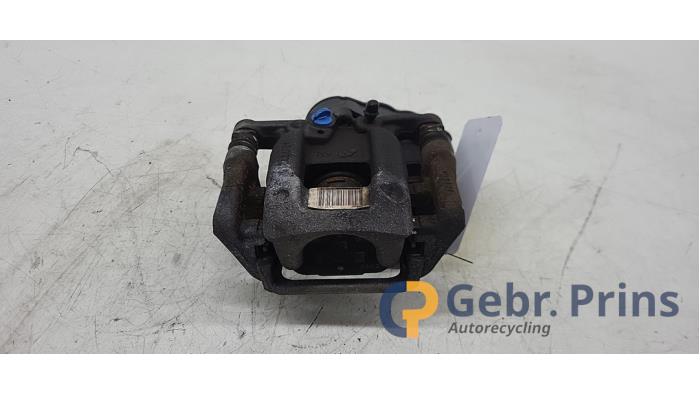 Begagnade Bakre bromsok, höger Peugeot 3008 II (M4/MC/MJ/MR) 1.2 12V e-THP PureTech 130 Pris € 90,00 Inklusive moms erbjuds av Autorec. Gebr. Prins b.v.