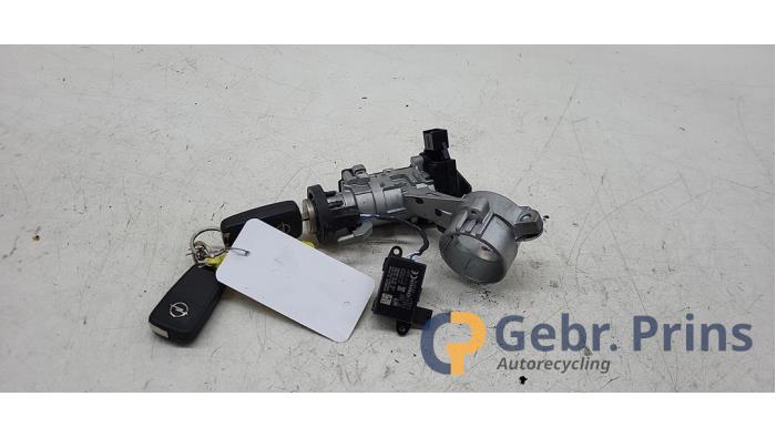 Używane Stacyjka + Kluczyk Opel Corsa E 1.0 SIDI Turbo 12V Cena € 40,00 Procedura marży oferowane przez Autorec. Gebr. Prins b.v.