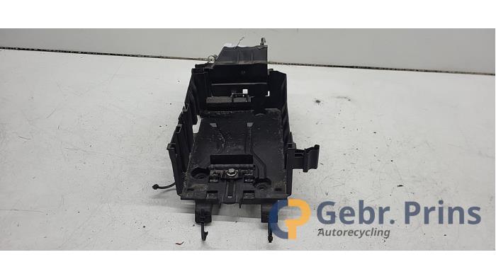 Begagnade Batterilåda Opel Corsa E 1.3 CDTi 16V ecoFLEX Pris € 20,00 Marginaltabell erbjuds av Autorec. Gebr. Prins b.v.