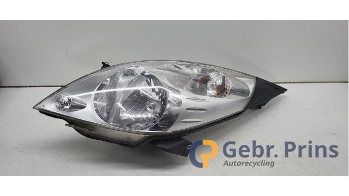 Używane Reflektor lewy Chevrolet Spark (M300) 1.0 16V Bifuel Cena € 50,00 Procedura marży oferowane przez Autorec. Gebr. Prins b.v.