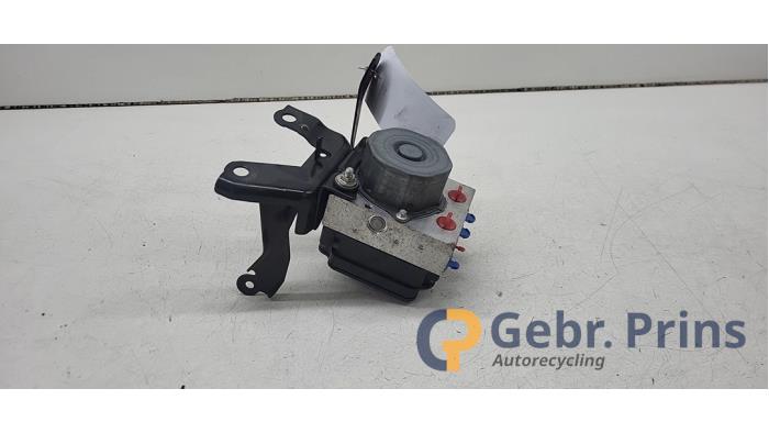 Begagnade ABS-pump Peugeot 108 1.0 12V VVT-i Pris € 50,00 Marginaltabell erbjuds av Autorec. Gebr. Prins b.v.
