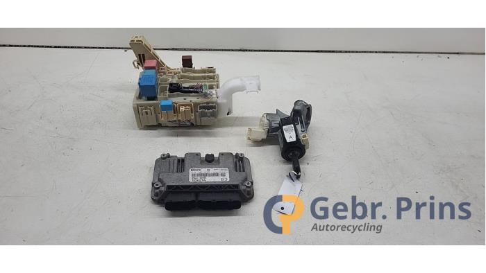 Used Ignition lock + computer Toyota Yaris II (P9) 1.0 12V VVT-i Price € 100,00 Margin scheme offered by Autorec. Gebr. Prins b.v.