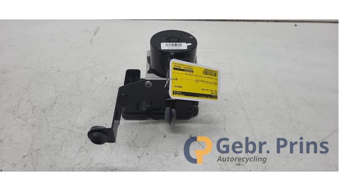 ABS-pump från en Volvo V40 Cross Country (MZ) 2.0 D4 16V 2016