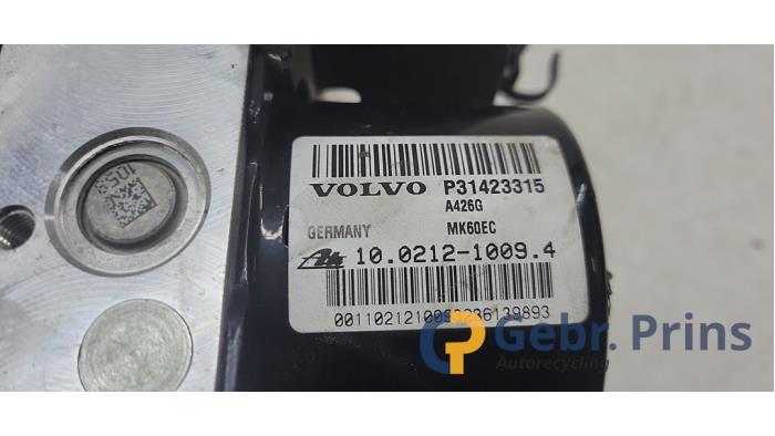 ABS-pump från en Volvo V40 Cross Country (MZ) 2.0 D4 16V 2016