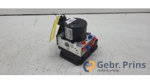 ABS-pump från en Volvo V40 Cross Country (MZ) 2.0 D4 16V 2016