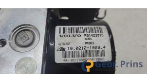ABS-pump från en Volvo V40 Cross Country (MZ) 2.0 D4 16V 2016