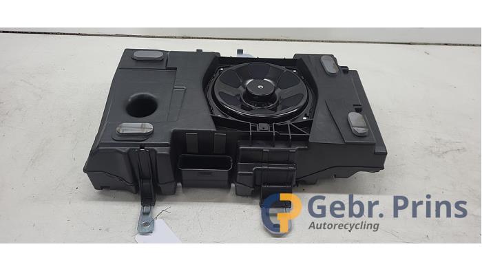 Używane Subwoofer Landrover Range Rover Evoque (LVJ/LVS) 2.2 TD4 16V Cena € 50,00 Procedura marży oferowane przez Autorec. Gebr. Prins b.v.
