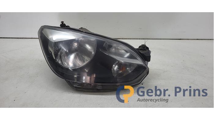 Używane Reflektor prawy Volkswagen Up! (121) 1.0 12V 60 Cena € 100,00 Procedura marży oferowane przez Autorec. Gebr. Prins b.v.
