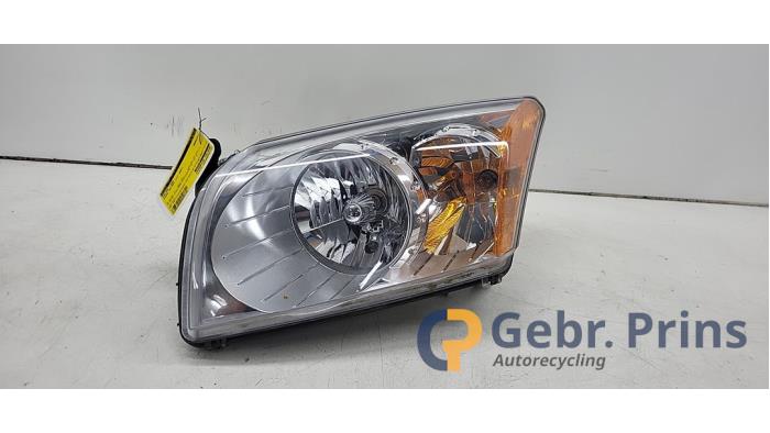 Używane Reflektor lewy Dodge Caliber 2.0 16V Cena € 75,00 Procedura marży oferowane przez Autorec. Gebr. Prins b.v.