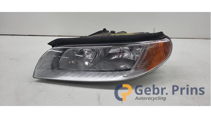 Używane Reflektor lewy Volvo V70 (BW) 2.0 D4 16V Cena € 150,00 Procedura marży oferowane przez Autorec. Gebr. Prins b.v.