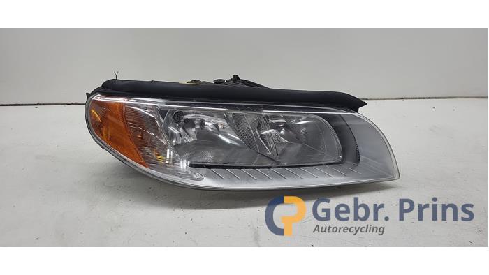Używane Reflektor prawy Volvo V70 (BW) 2.0 D4 16V Cena € 150,00 Procedura marży oferowane przez Autorec. Gebr. Prins b.v.