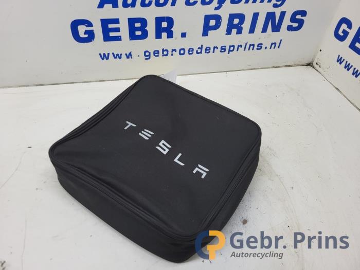 Używane Kabel (rózne) Tesla Model 3 Long Range 72kWh Cena € 30,00 Procedura marży oferowane przez Autorec. Gebr. Prins b.v.