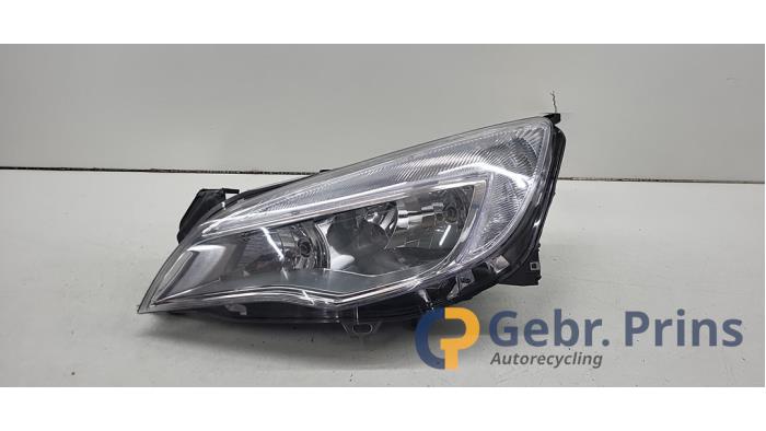 Używane Reflektor lewy Opel Astra J Sports Tourer (PD8/PE8/PF8) 1.4 16V ecoFLEX Cena € 100,00 Procedura marży oferowane przez Autorec. Gebr. Prins b.v.