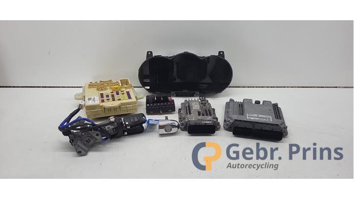 Used Ignition lock + computer Kia Sorento II (XM) 2.2 CRDi 16V VGT 4x2 Price € 200,00 Margin scheme offered by Autorec. Gebr. Prins b.v.