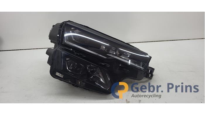 Używane Reflektor prawy Skoda Karoq 1.5 TSI 16V Cena € 600,00 Procedura marży oferowane przez Autorec. Gebr. Prins b.v.