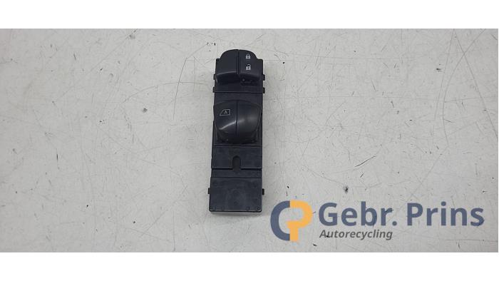 Usados Interruptor de ventanilla eléctrica Nissan Micra (K14) 0.9 IG-T 12V Precio € 20,00 Norma de margen ofrecido por Autorec. Gebr. Prins b.v.