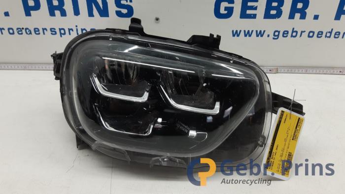 Używane Reflektor prawy Citroen C3 (SX/SW) 1.2 12V e-THP PureTech 110 Cena € 250,00 Procedura marży oferowane przez Autorec. Gebr. Prins b.v.