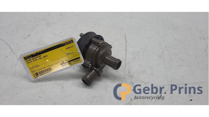 Begagnade Extra vattenpump Volvo EX30 Single Motor Extended Range 69 kWh Pris € 75,00 Marginaltabell erbjuds av Autorec. Gebr. Prins b.v.